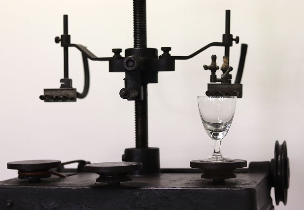 machine pour le decalottage du verre