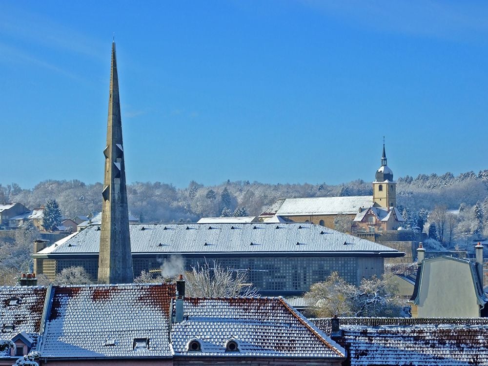 église en lorraine sous la neige