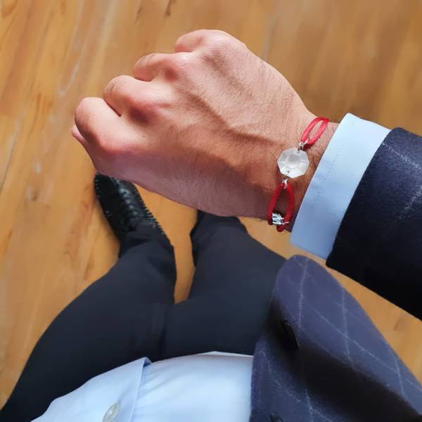 Bracelet Rock porte-bonheur pierre claire sur cordon rouge