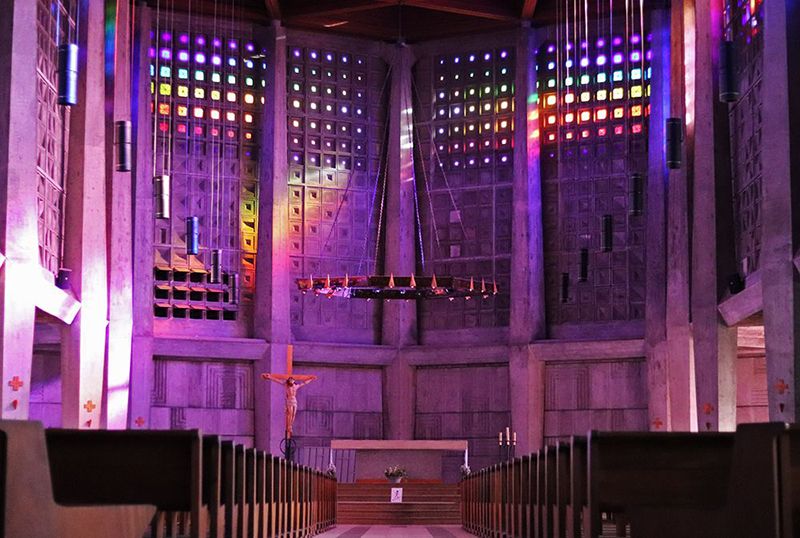 decouverte des vitraux en cristal de baccarat de eglise saint Remy