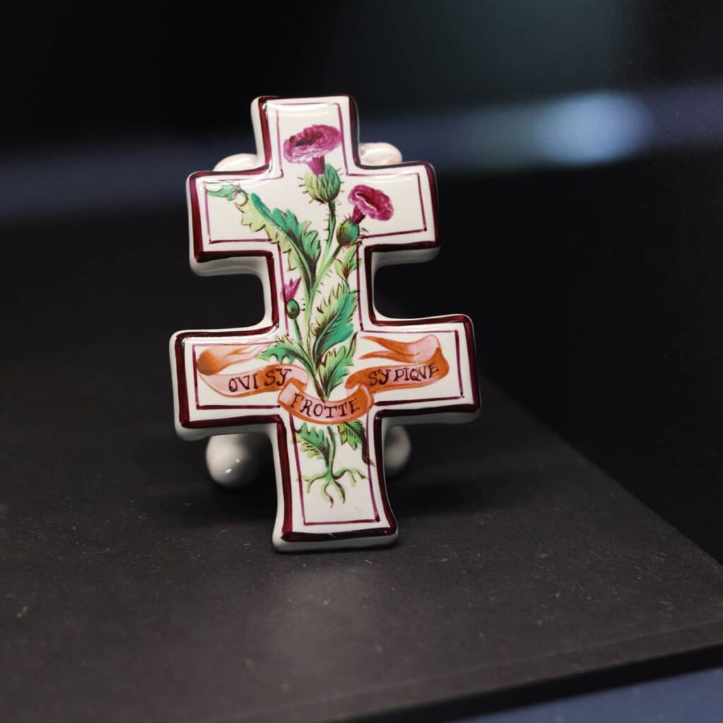 Bougeoir à Main Ancien En Faïence De Lunéville - Motif Croix De Lorraine Et Blason - Rat Cave