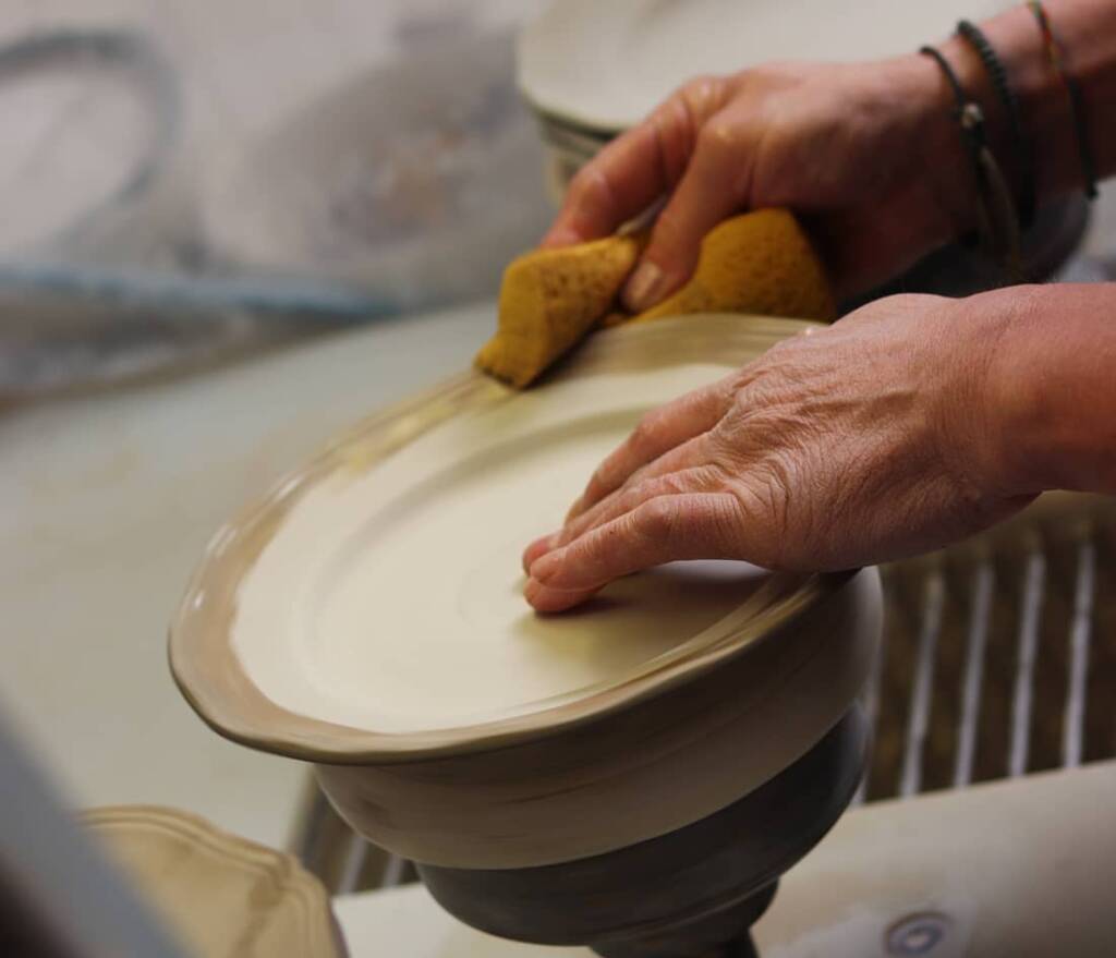 fabrication-assiette-en-faience-de-luneville