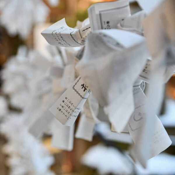 Omikuji-porte-bonheur-japonais