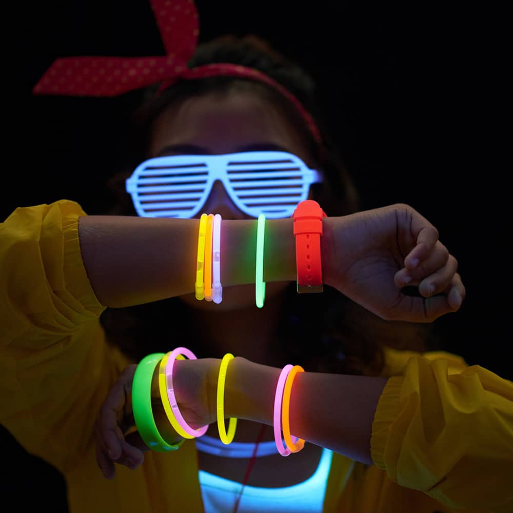 NOUVEAUTÉ: Attention avec colliers et bracelets fluorescents